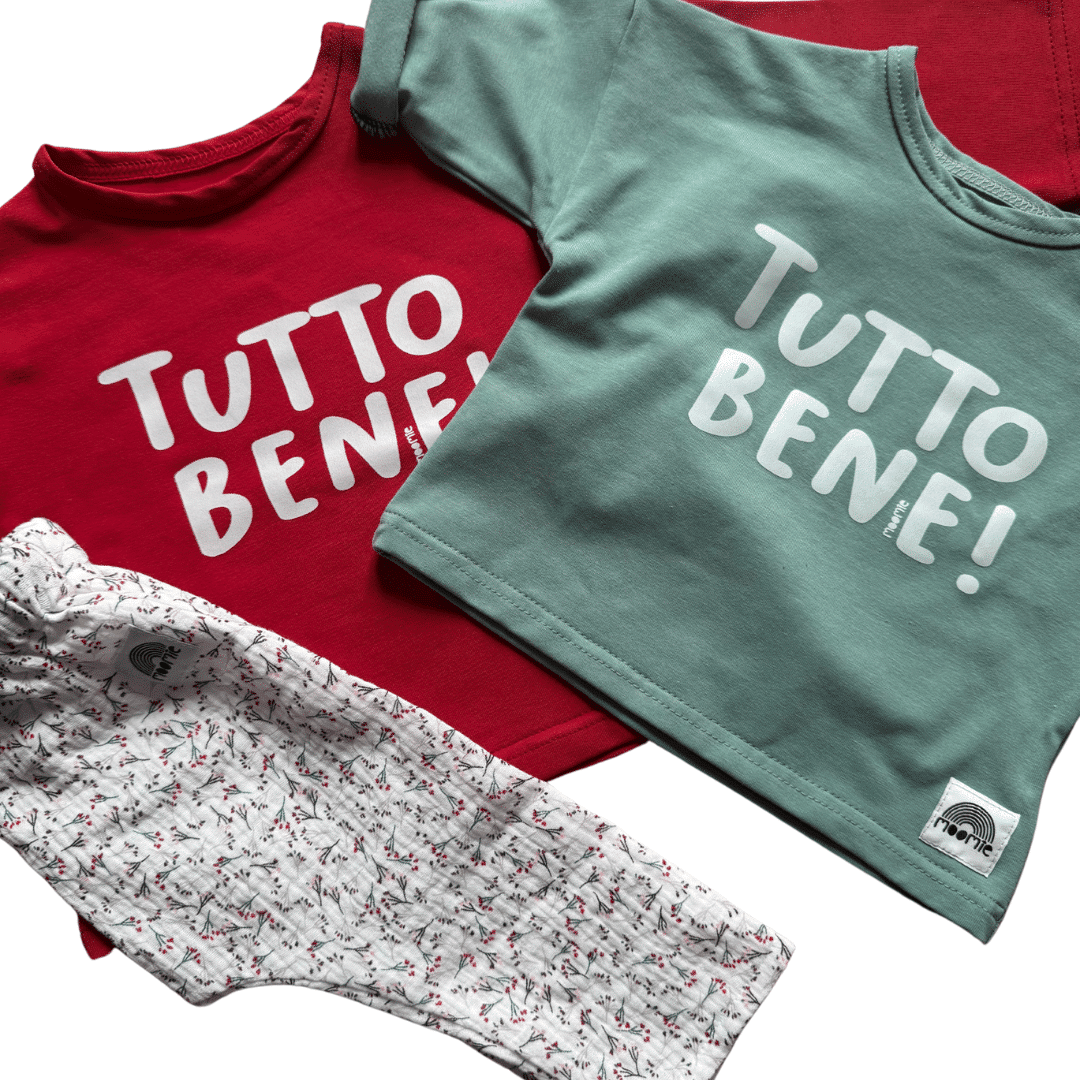 Ensemble bébé composé d'un pantalon en gaze de coton imprimé bouquets et des t-shirts Tutto Bene rouge et vert d'eau Moomie, fabriqués en France.