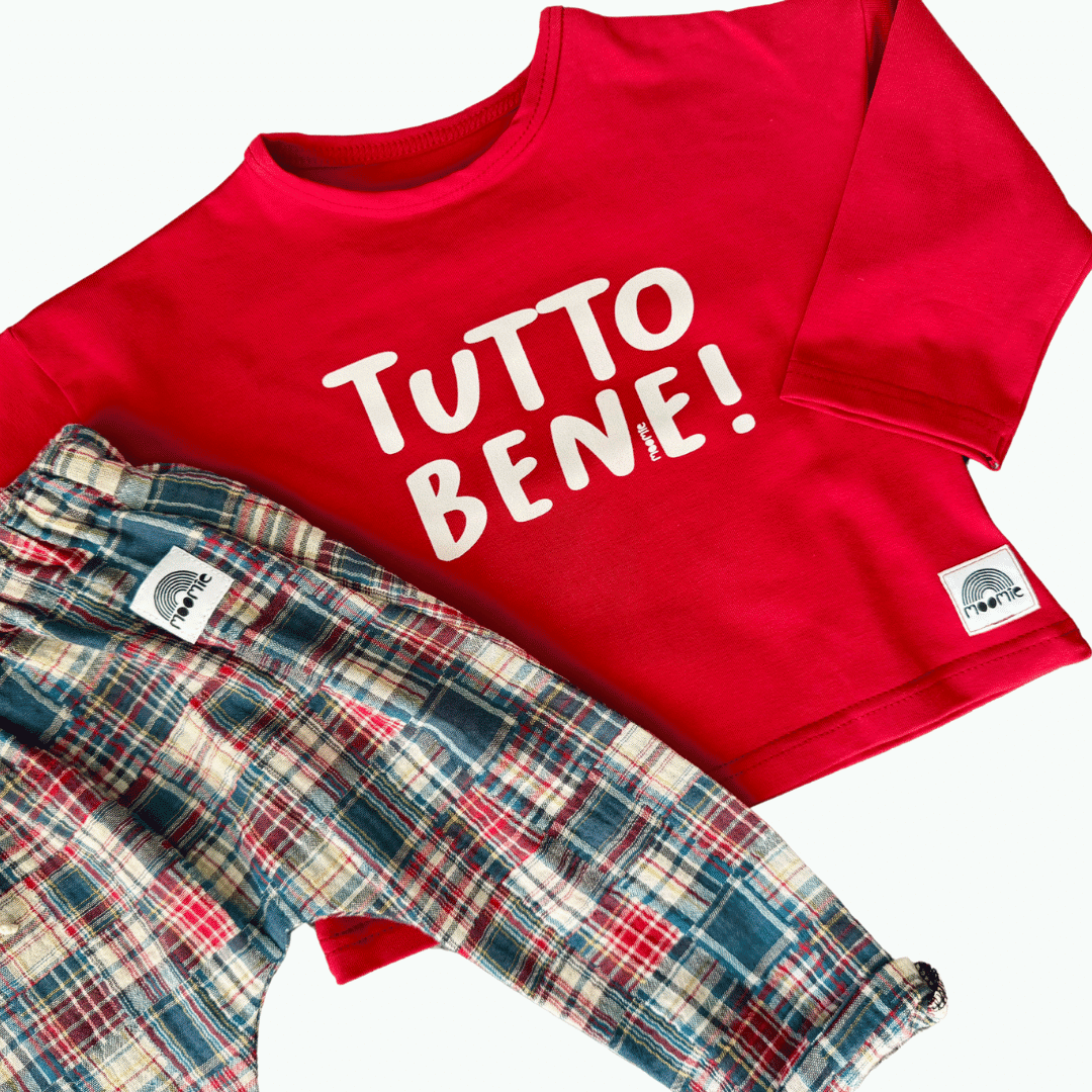 Ensemble bébé composé d'un pantalon en gaze de coton à carreaux et du t-shirt rouge Tutto Bene Moomie fabriqués en France.