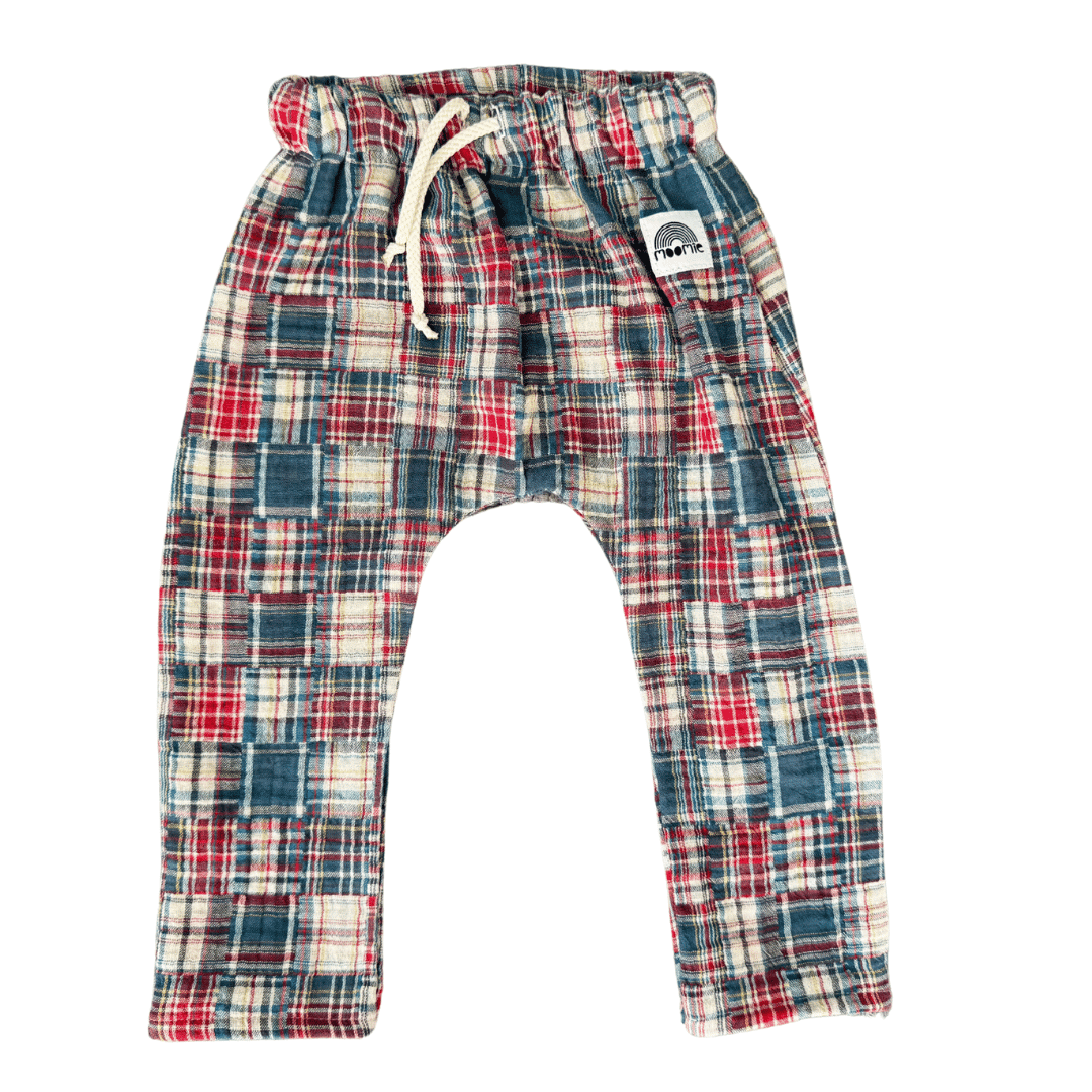 Pantalon bébé en gaze de coton à carreaux bleu et rouge fabriqué en France, vue de face.