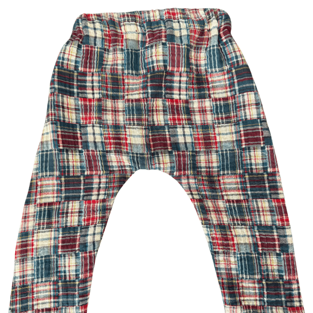 Vue arrière du pantalon bébé en gaze de coton à carreaux bleu et rouge fabriqué en France.