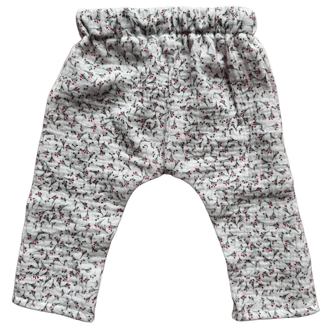 Vue arrière du pantalon bébé en gaze de coton imprimé bouquets fabriqué en France.