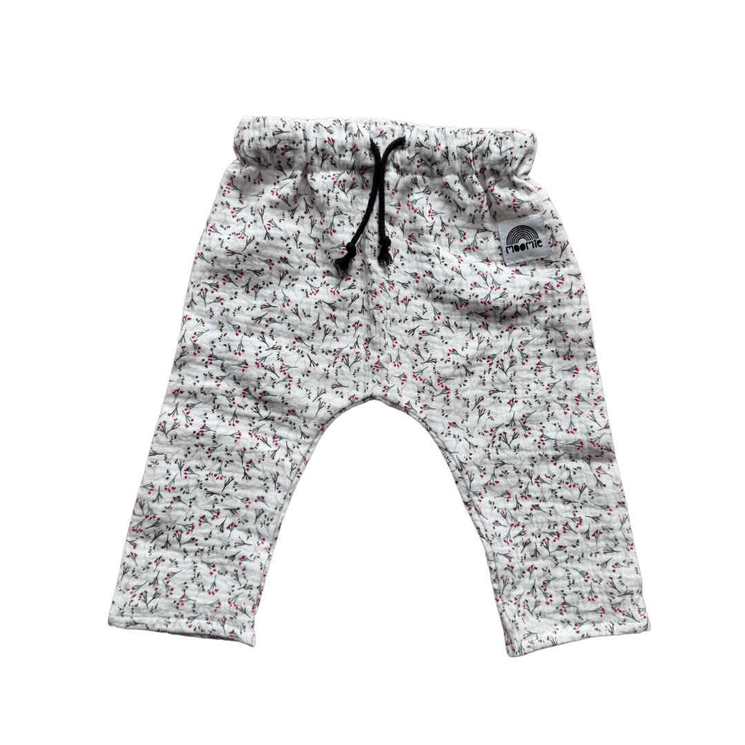 Pantalon bébé en gaze de coton imprimé bouquets, fabriqué en France, vue de face.