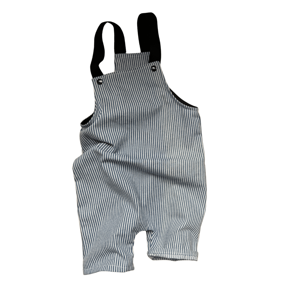 Salopette courte bébé rayée bleu et écru avec bretelles noires, fabrication française