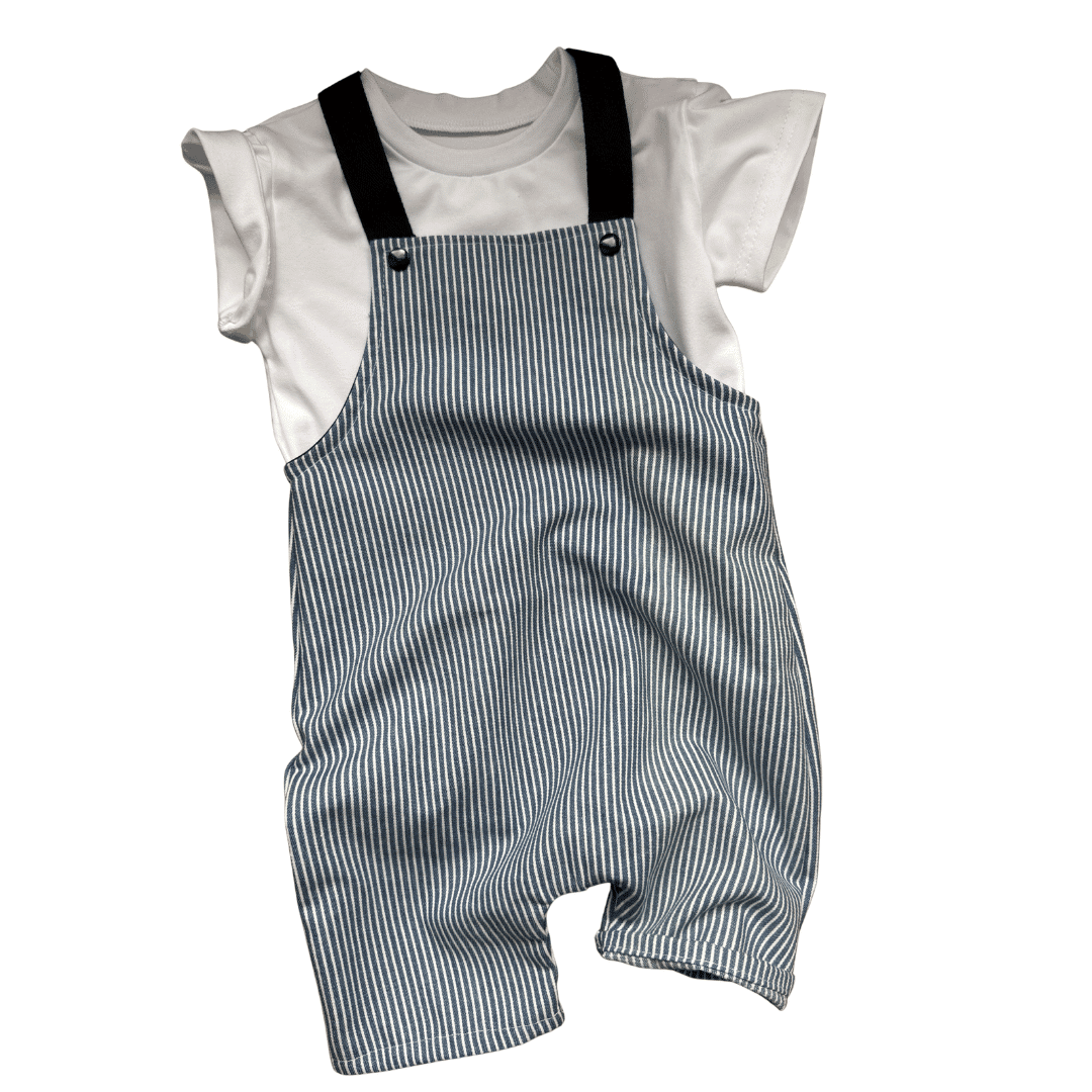 Zoom sur le tissu rayé bleu et écru en coton d’une salopette bébé fabriquée en France par Moomie