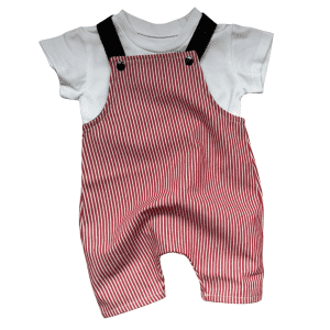 Bébé habillé avec une salopette rayée rouge et un t-shirt blanc Moomie