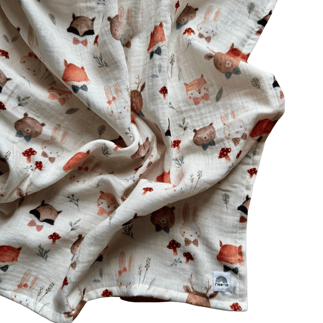 Zoom sur tissu lange bébé en coton doux avec motifs animaux de la forêt