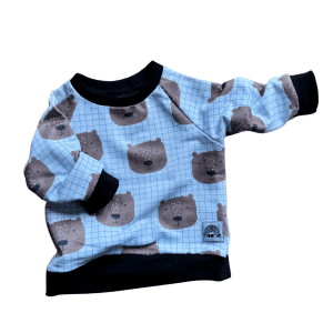 Sweat bébé bleu clair avec imprimé têtes d’ours et motif carreaux, manches raglan, coton bio certifié GOTS.