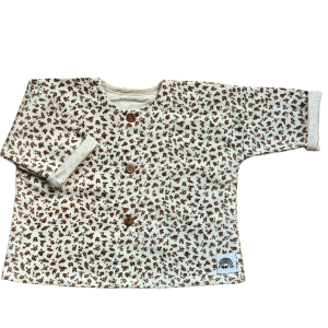 Blouse bébé beige fleurie en flanelle de coton vue de face avec boutons