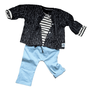 Blouse bébé noir et blanc motif chats associée à un pantalon bleu clair