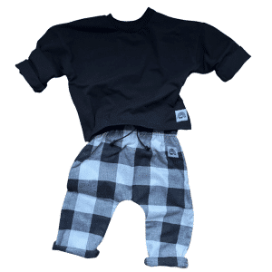 pantalon bébé coton carreaux noir et blanc avec t-shirt noir tenue bébé confortable