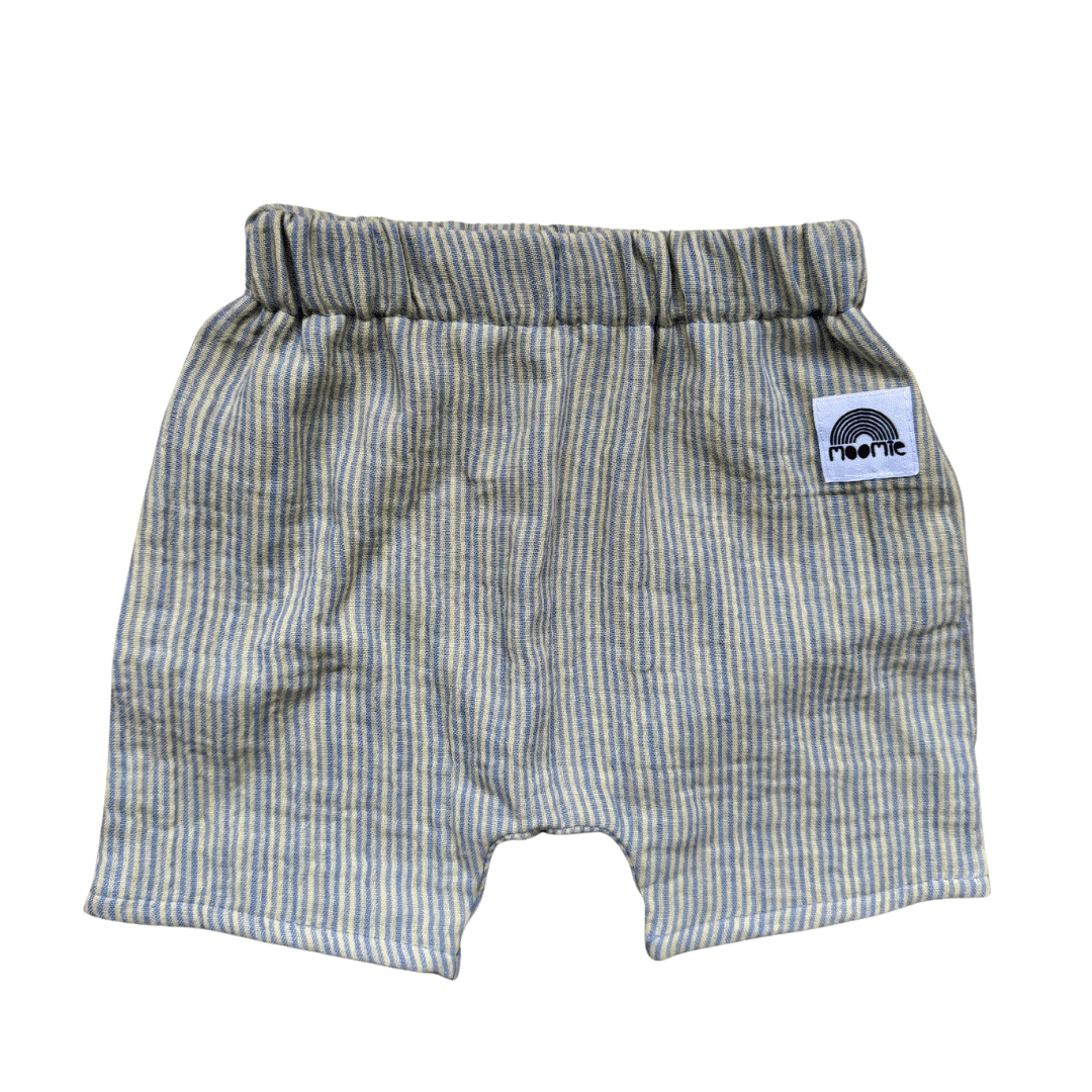 Short bébé en gaze de coton rayé bleu grisé et jaune pâle à plat