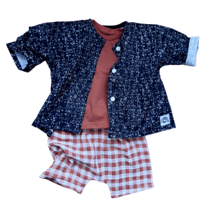 Tenue bébé avec short vichy cognac en double gaze de coton et chemise légère bleue Moomie