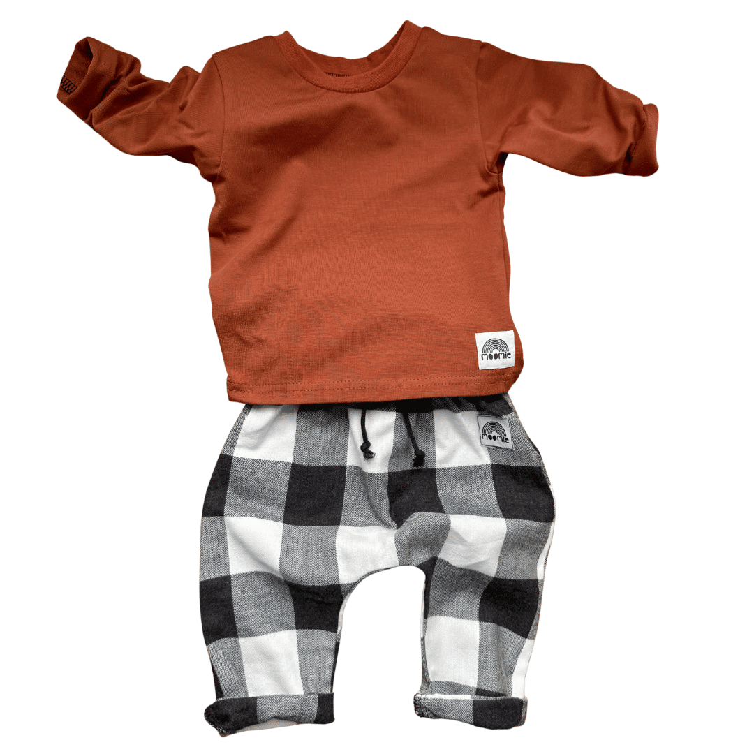 T-shirt bébé manches longues terracotta associé à un pantalon à carreaux noir et blanc Moomie