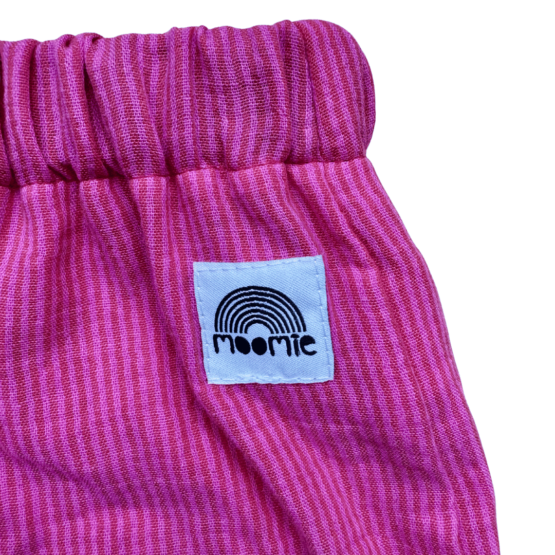 Détail taille élastiquée et étiquette du short bébé en gaze de coton fuchsia rose