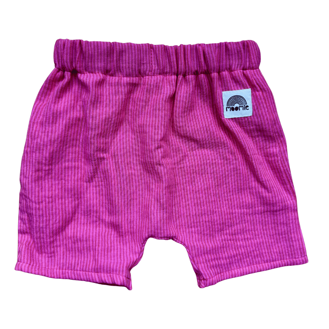 Short bébé en gaze de coton rayé fuchsia et rose présenté à plat