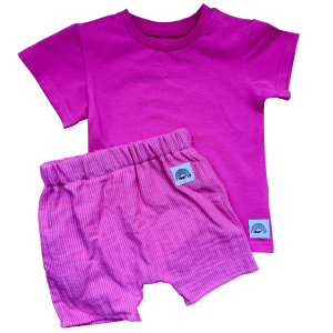 Tenue bébé avec short en gaze de coton rayé fuchsia et rose et t-shirt assorti