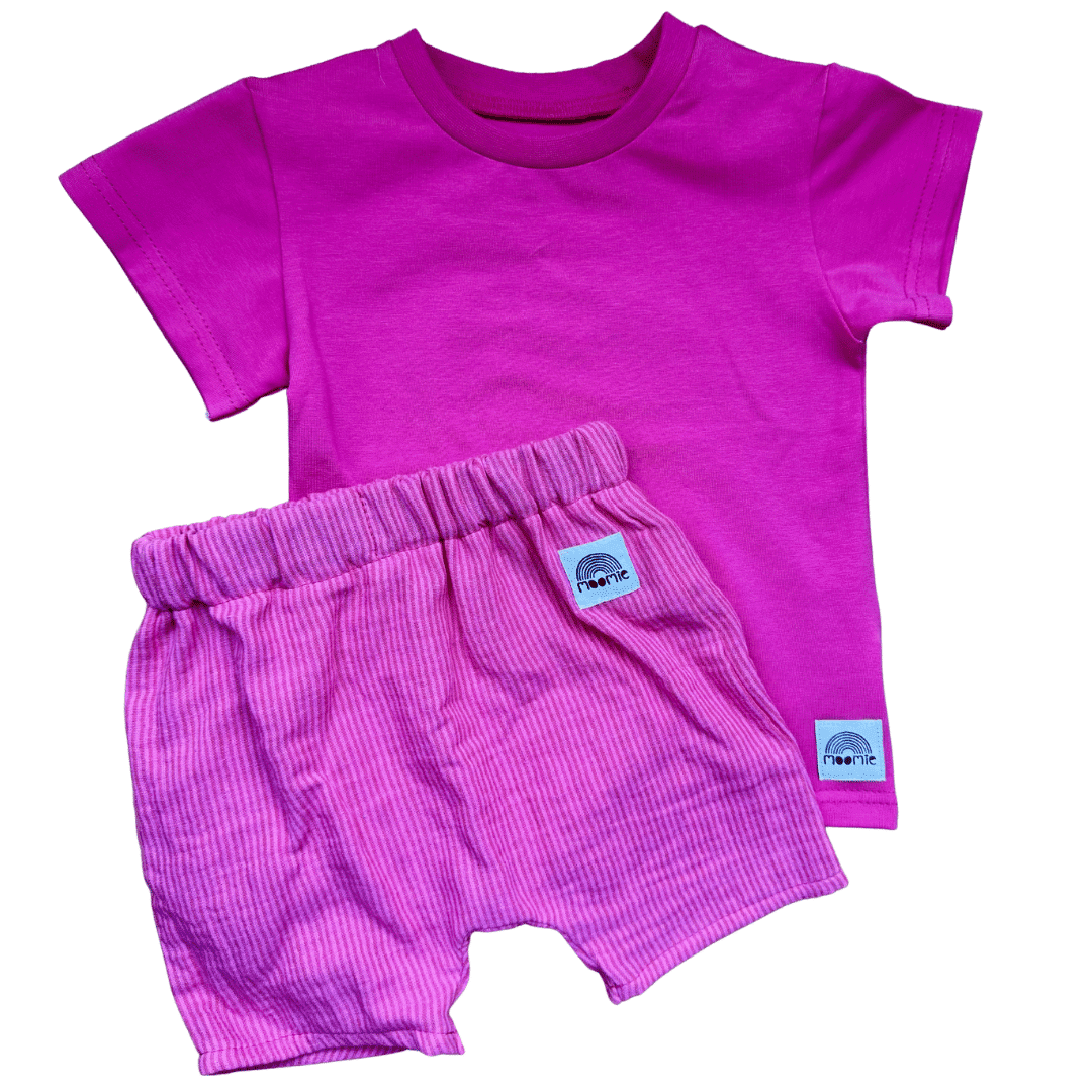 Tenue bébé avec short en gaze de coton rayé fuchsia et rose et t-shirt assorti