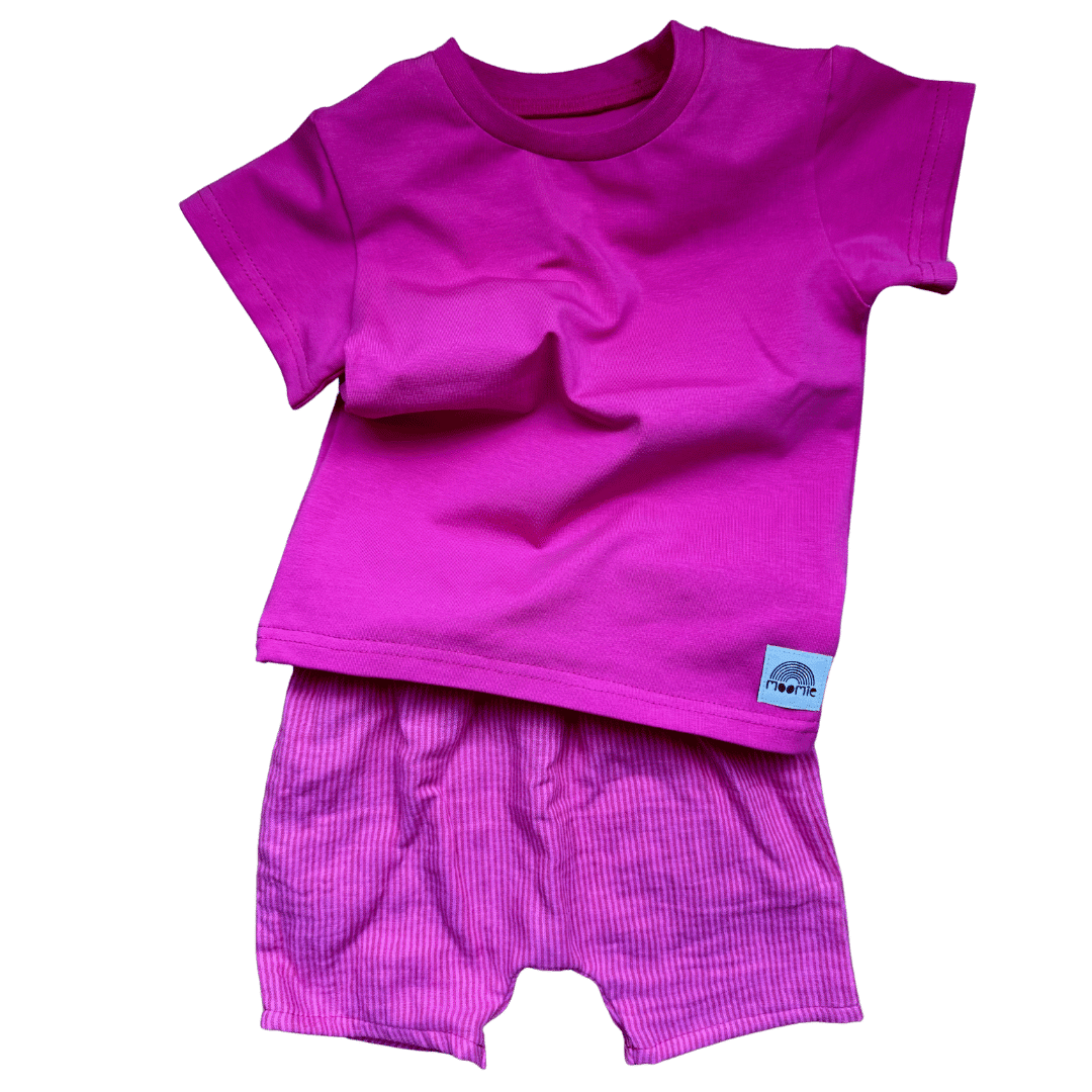 Tenue enfant composée d’un t-shirt manches courtes fuchsia et d’un short rose Moomie