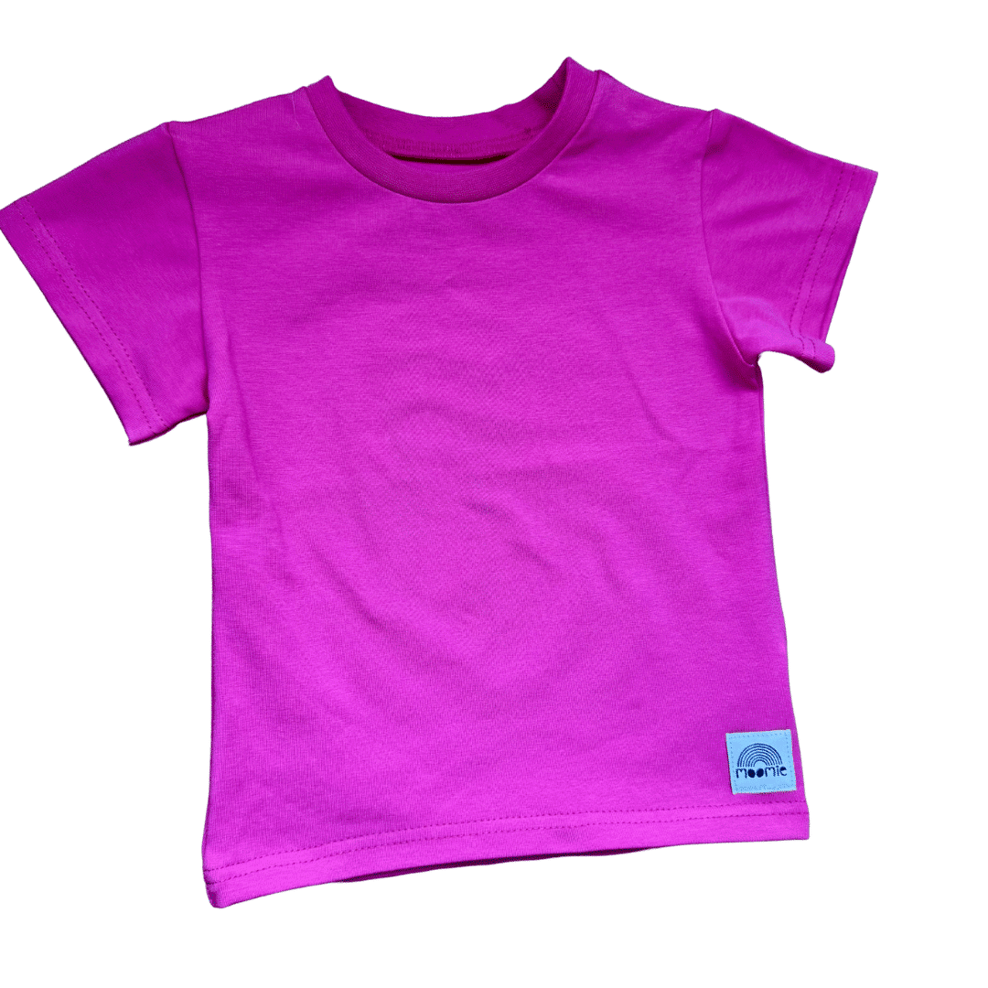 Vue détaillée du t-shirt bébé et enfant fuchsia manches courtes de la marque Moomie