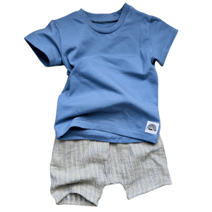 Look enfant avec t-shirt bleu manches courtes et short rayé en gaze de coton Moomie