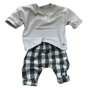 Tenue bébé composée d'un pantalon à carreaux kaki et écru en toile de coton et d'un t-shirt écru