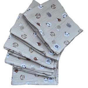 Pile de langes bébé Lison en gaze de coton beige avec imprimé petits animaux, fabrication française Moomie.