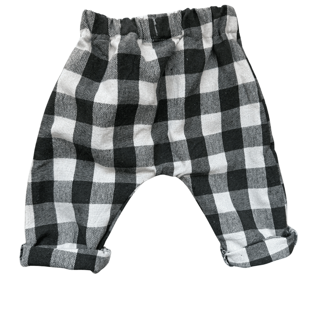 Vue arrière du pantalon bébé à carreaux kaki et écru en toile de coton fabriqué en France