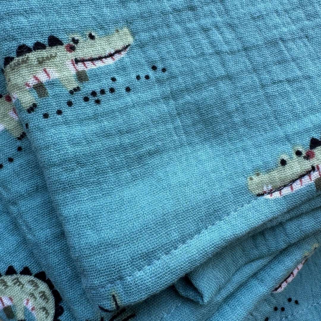 Détail de la gaze de coton et du motif crocodile du lange Moomie