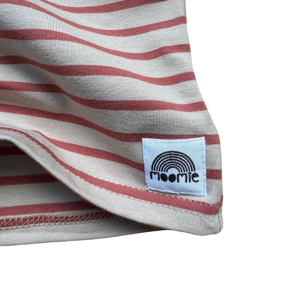 Détail du jersey rayé crème et terracotta et de l’étiquette Moomie