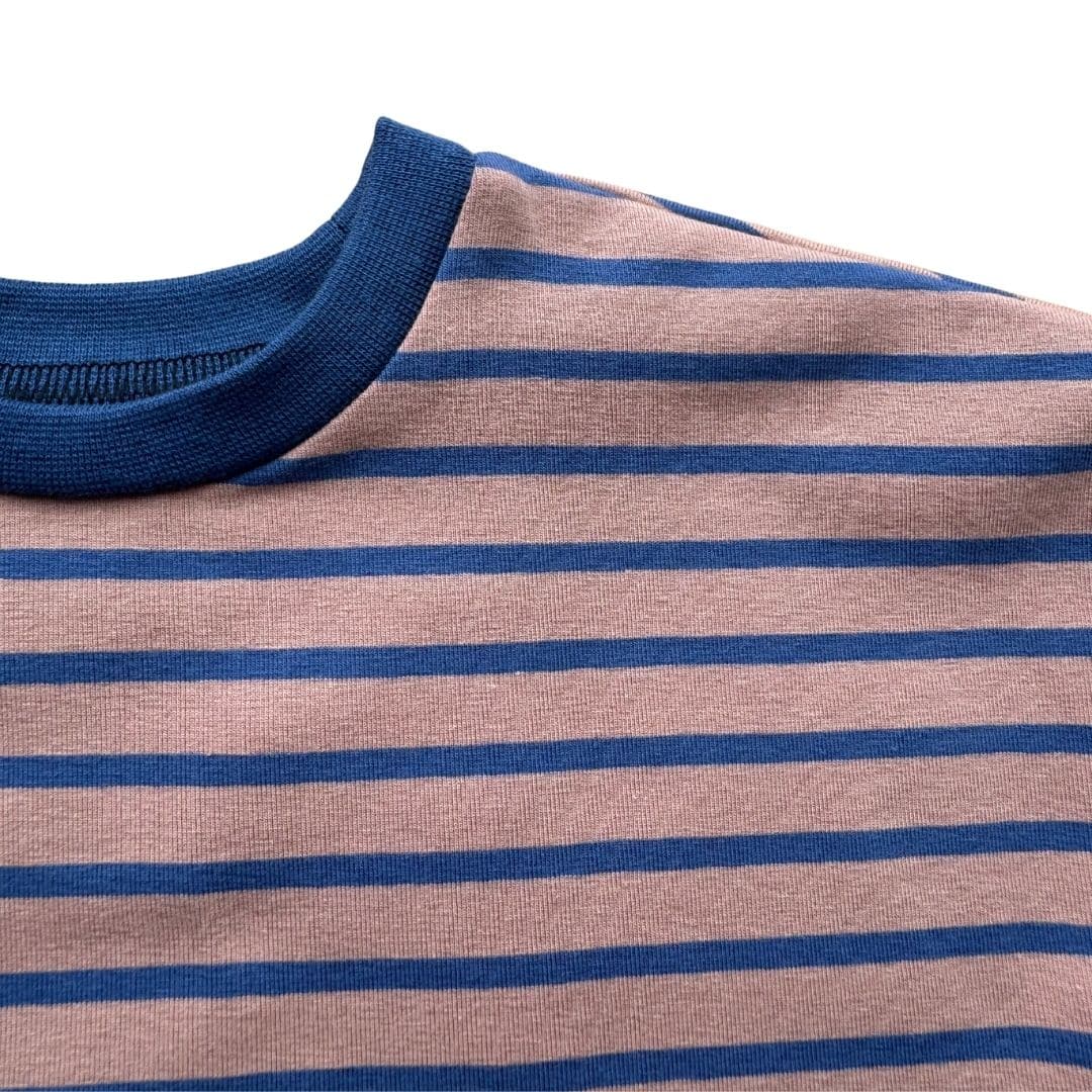 Détail du jersey rayé rose et bleu et du col bleu du t-shirt bébé Moomie
