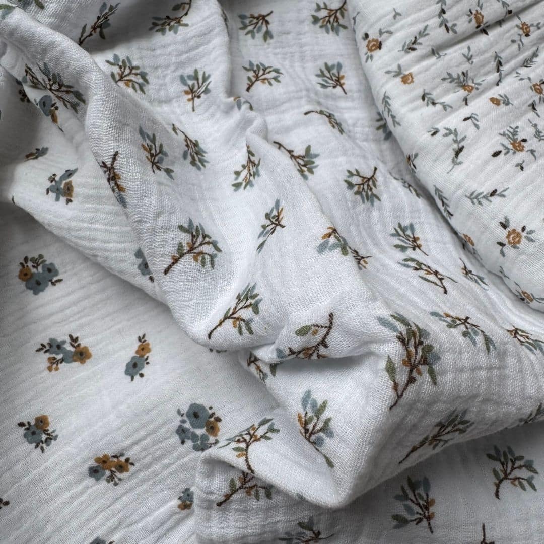 Détail de la gaze de coton et des motifs fleuris du Trio Douceur fleurie