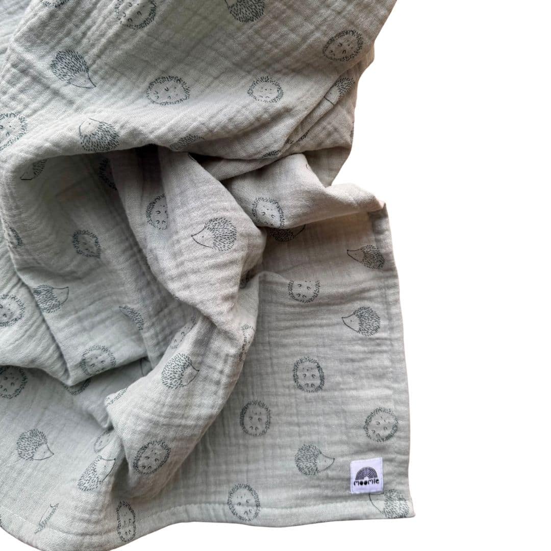 Lange bébé vert sauge déplié en gaze de coton à motif hérisson