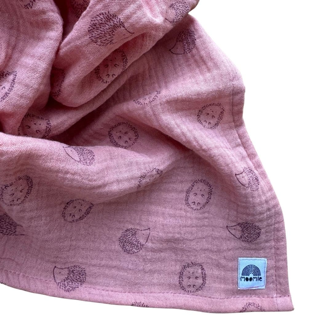 Détail du lange bébé rose à motif hérisson en gaze de coton