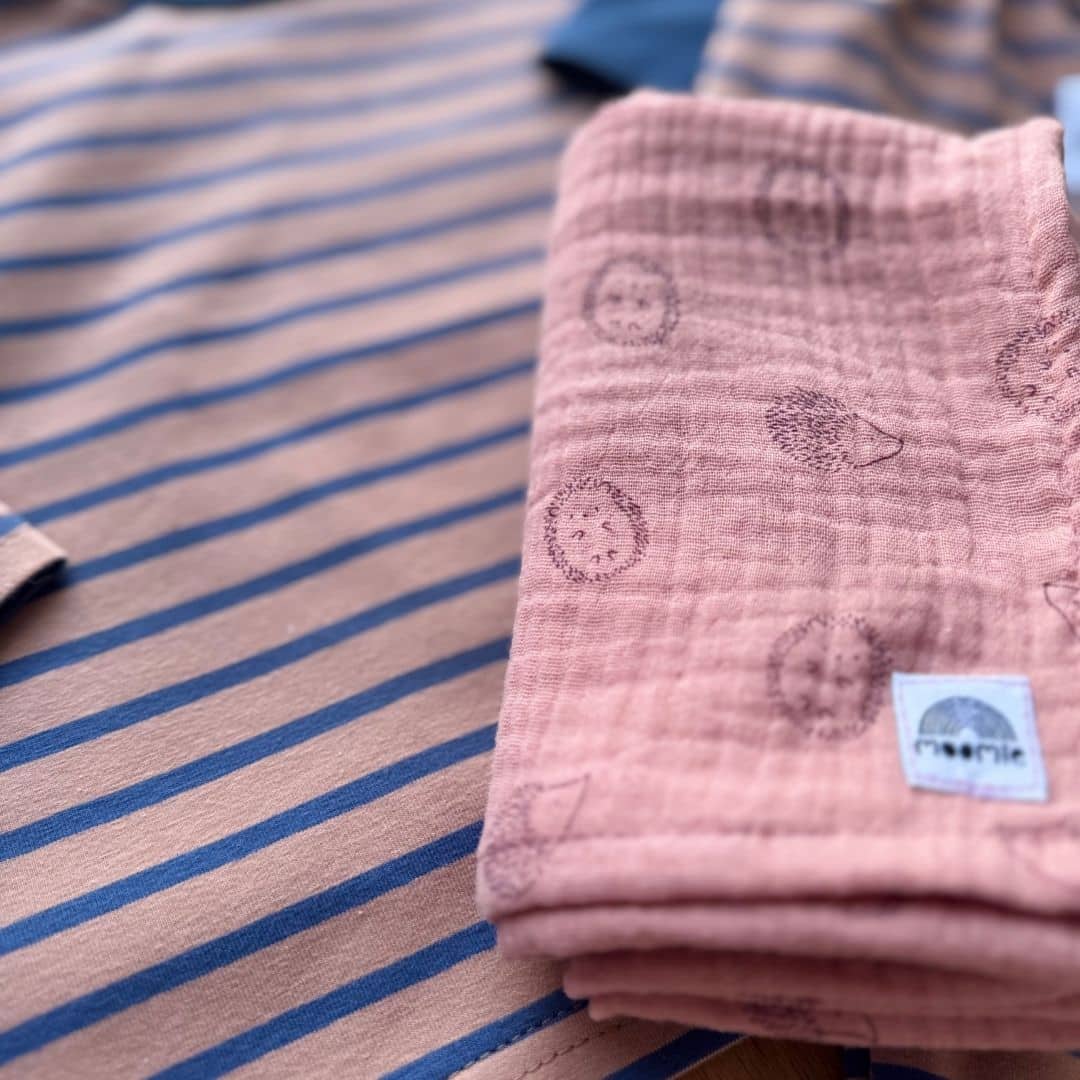 Lange hérisson rose associé au t-shirt manches longues rayé rose et bleu Moomie