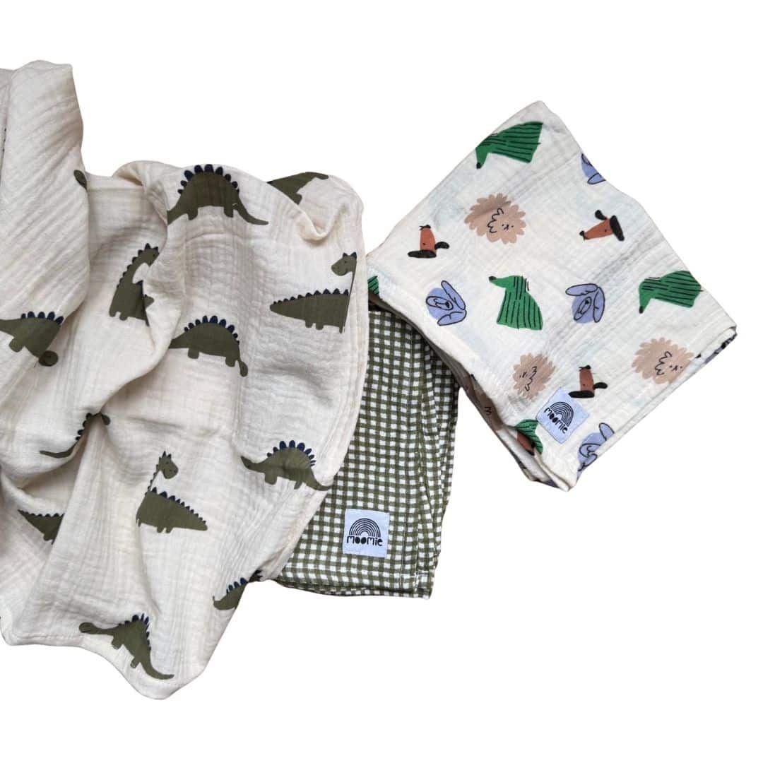 Trois langes en gaze de coton aux motifs dinosaures, petits animaux et vichy kaki