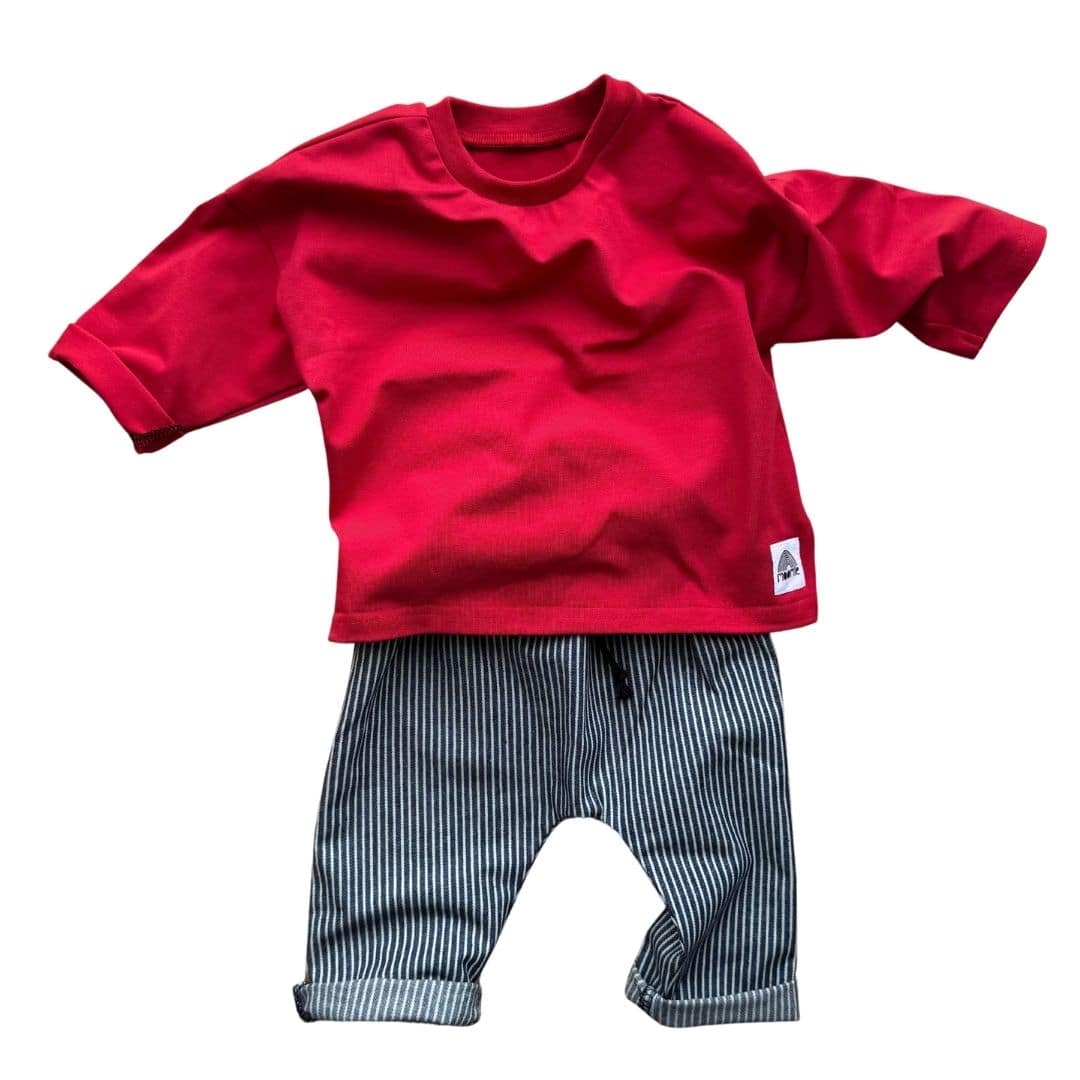 T-shirt bébé rouge associé au pantalon rayé bleu marine et crème Little New York