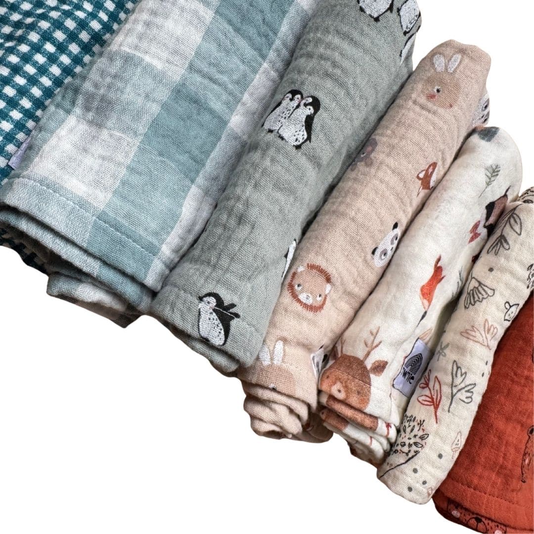 Détail du lot de 7 langes bébé en gaze de coton aux motifs et coloris assortis