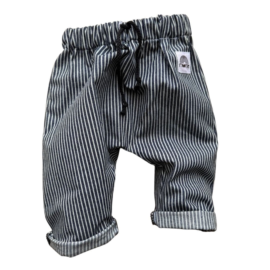 Pantalon bébé bleu marine à fines rayures crème avec revers