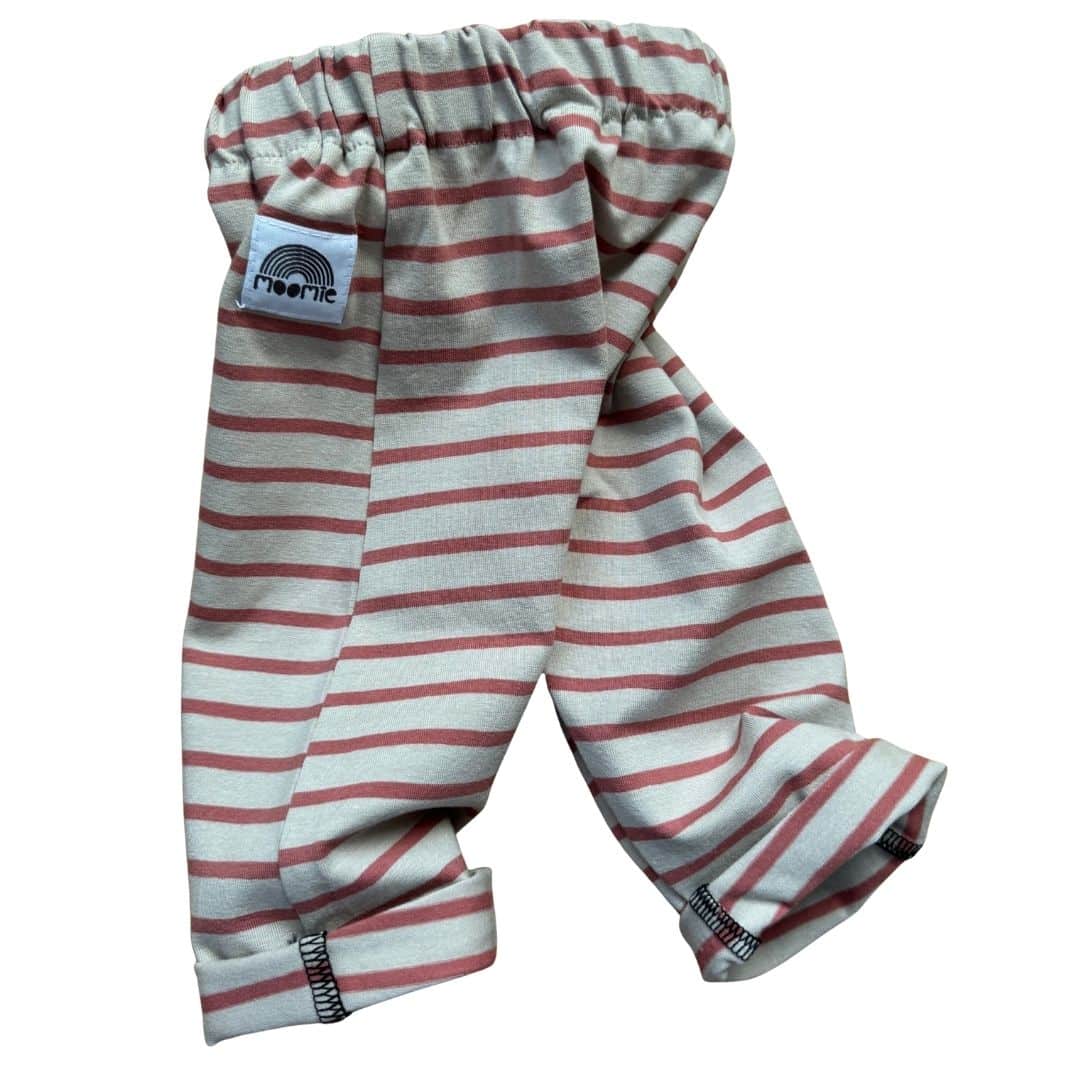 Pantalon bébé crème et terracotta avec bas de jambes portés en revers