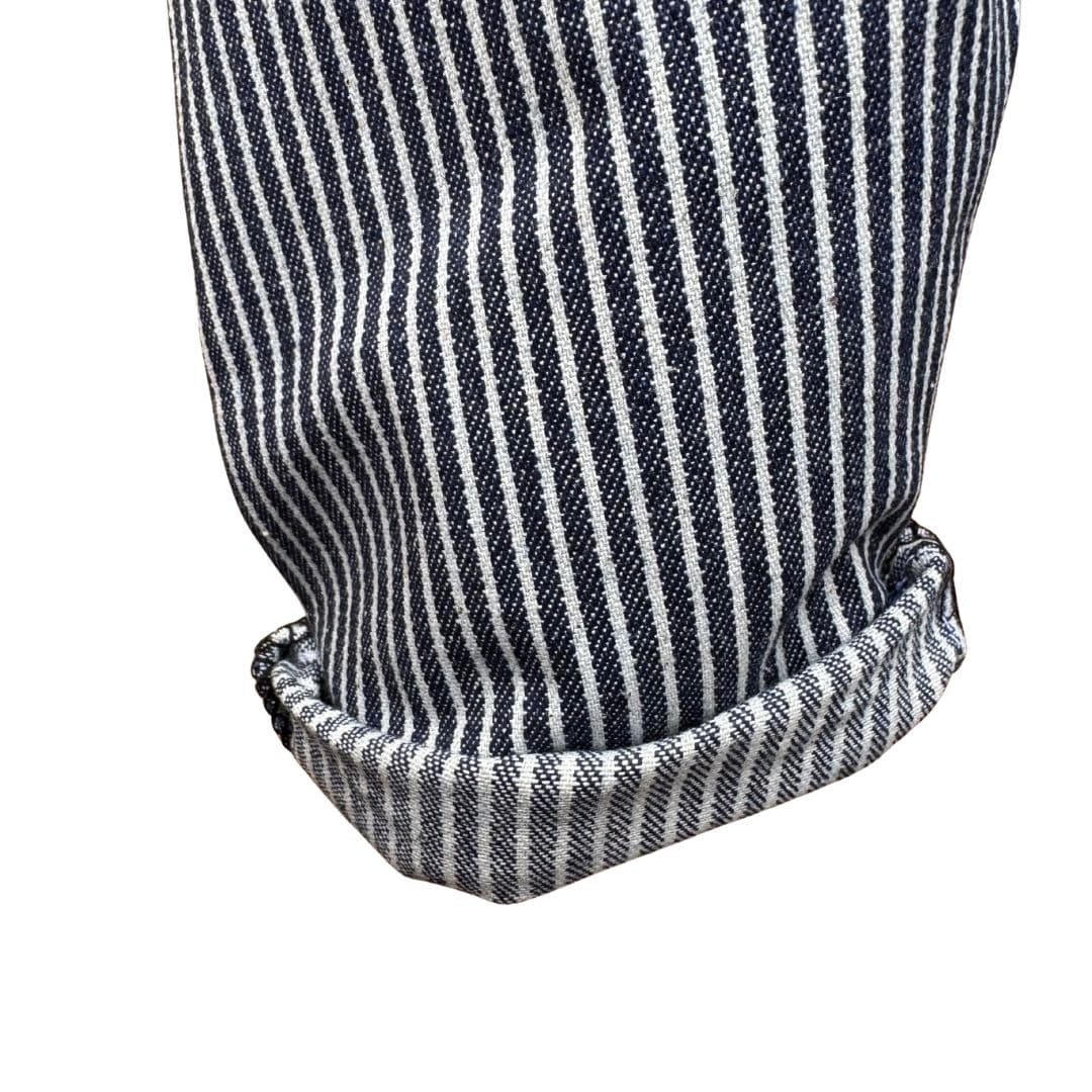 Détail du tissu bleu marine à fines rayures crème du pantalon bébé