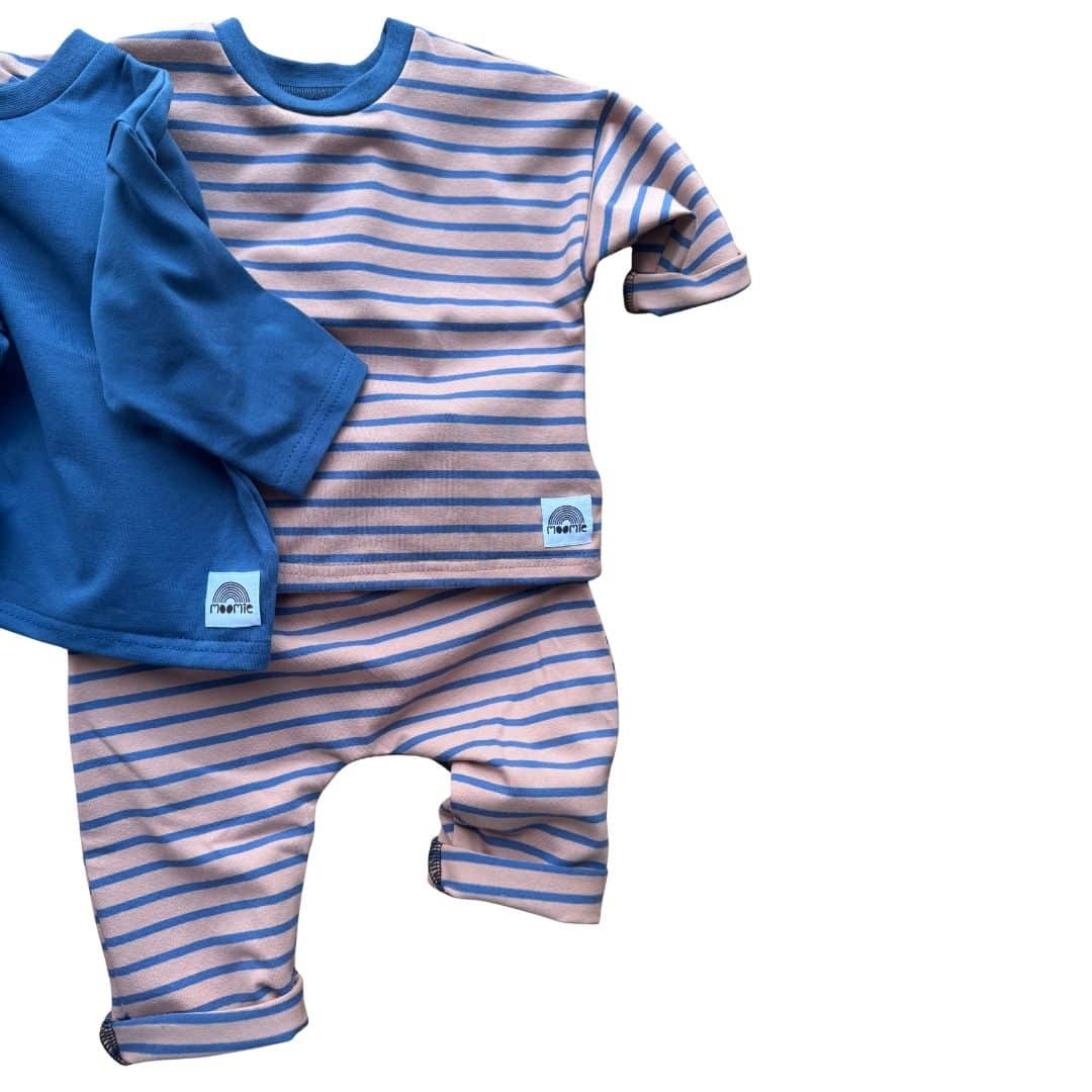 Pantalon bébé rayé rose et bleu avec t-shirt rayé assorti et t-shirt uni bleu