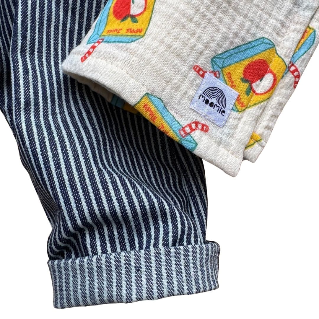 Pantalon bébé rayé bleu marine associé au lange Apple Juice