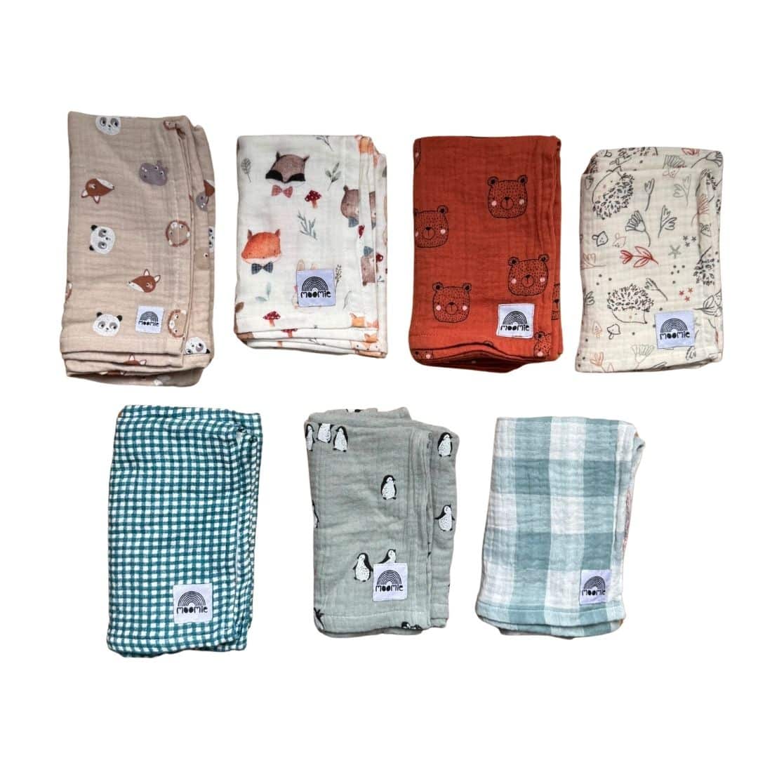 Semainier Moomie composé de 7 langes bébé en gaze de coton aux motifs assortis