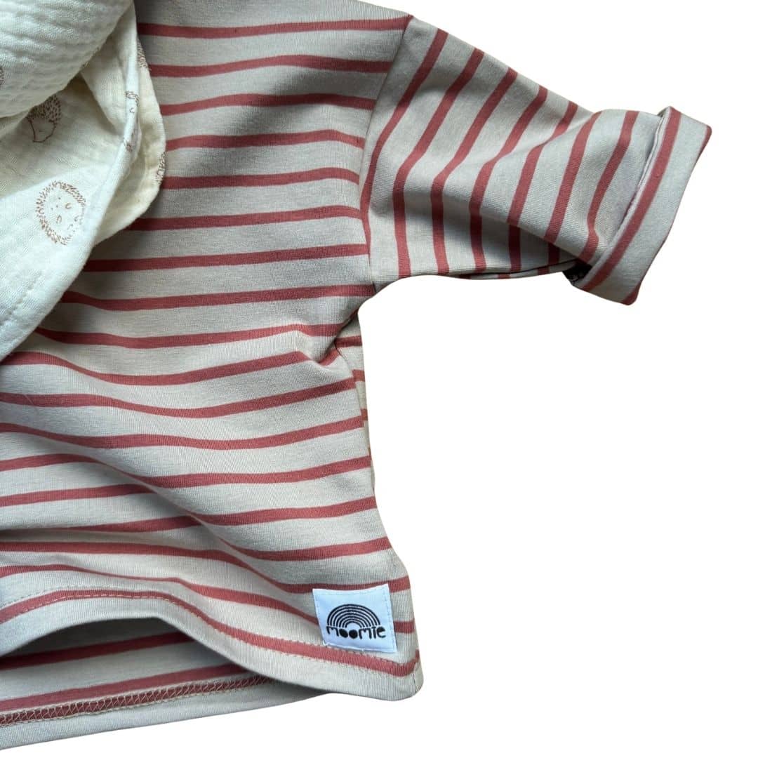 T-shirt bébé rayé crème et terracotta associé au lange hérisson de la collection Copenhague
