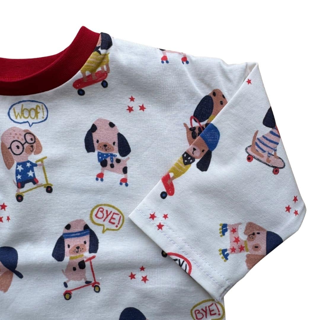Détail du t-shirt bébé Dog à imprimé chiens et col rouge