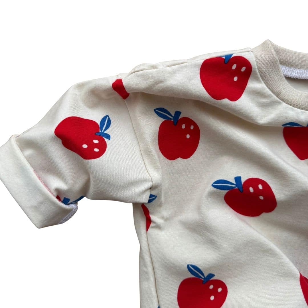 Détail du t-shirt bébé Pomme et de son col en bord-côte crème