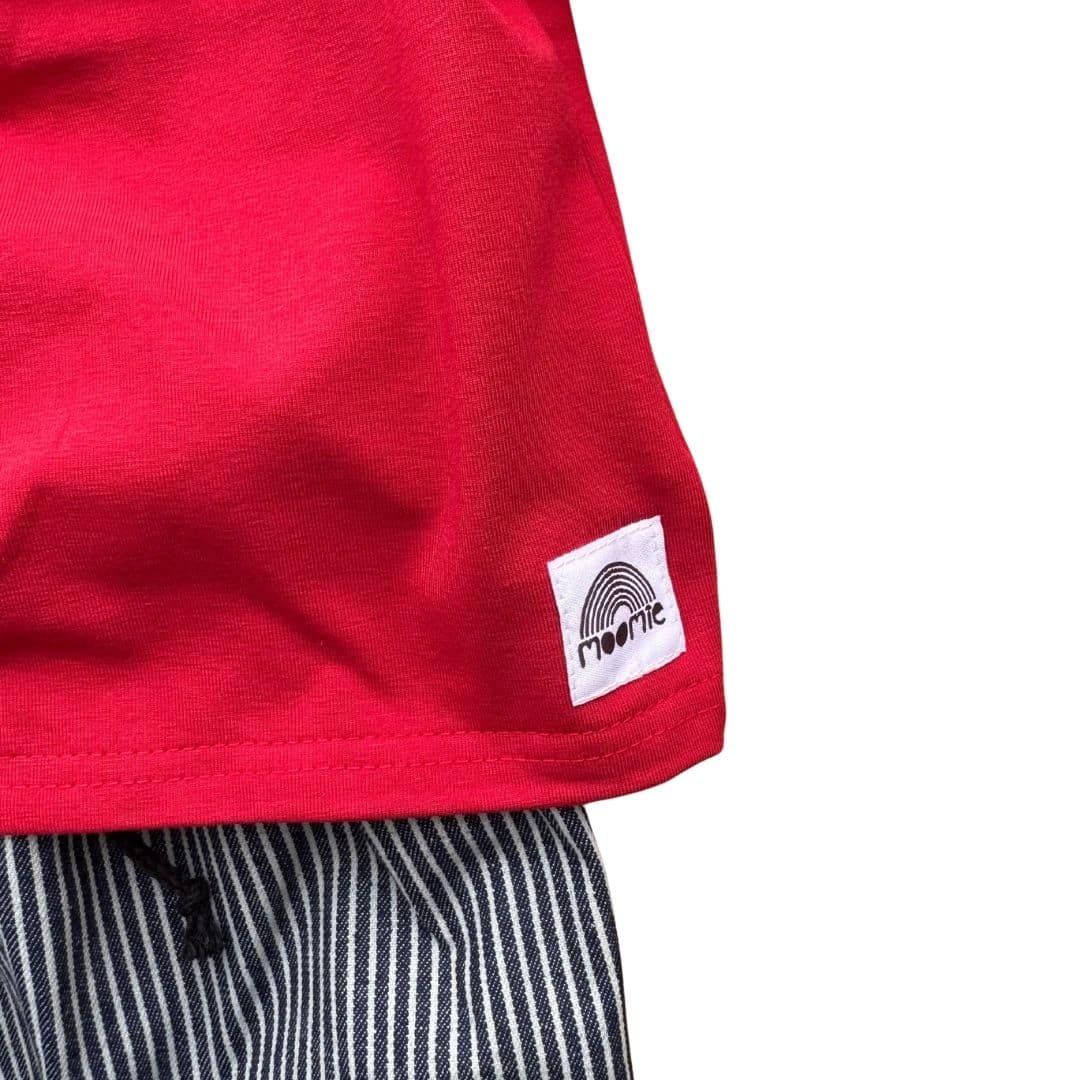 Détail du jersey rouge et de l’étiquette Moomie sur le t-shirt bébé manches longues