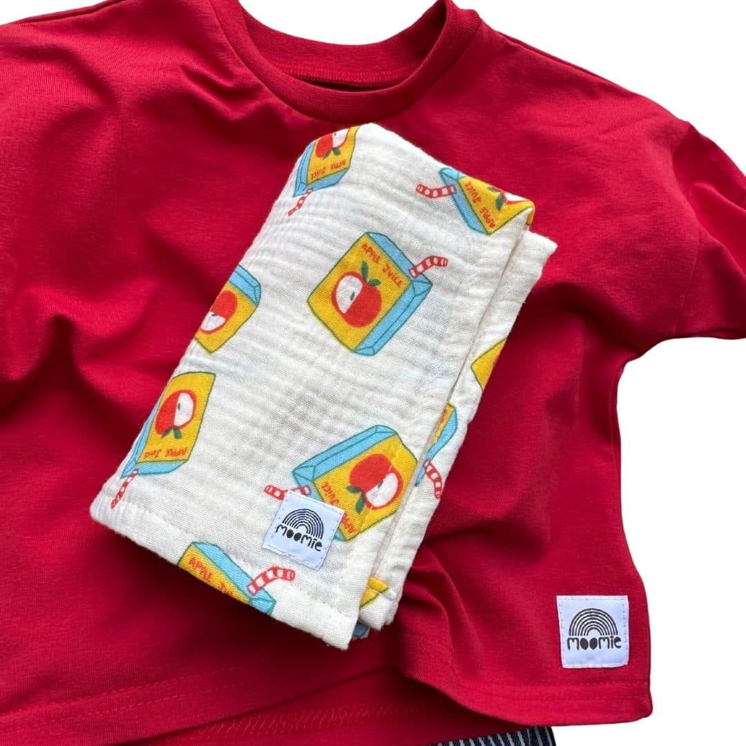 T-shirt bébé manches longues rouge associé au lange Apple Juice de la collection Little New York