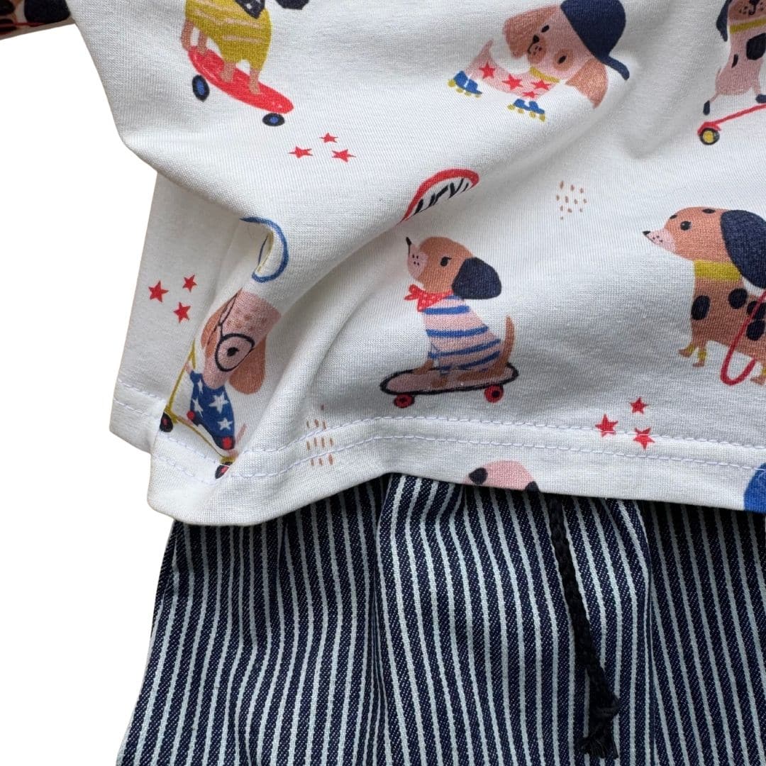 Détail du t-shirt Dog imprimé chiens avec pantalon bébé rayé