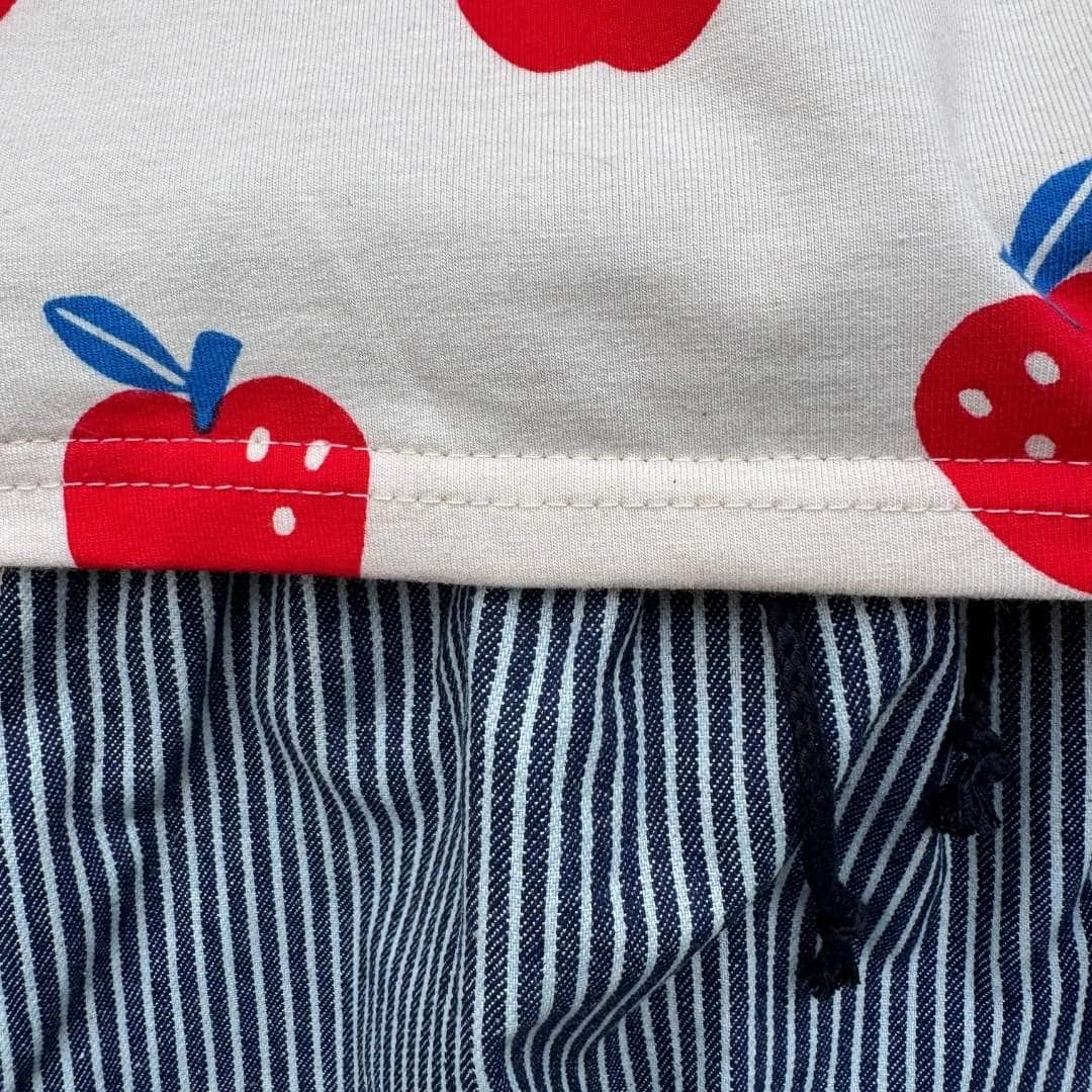 Détail du t-shirt Pomme associé au pantalon rayé Little New York